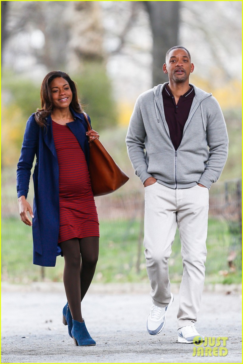 will smith kisses pregnant naomie harris for new movie 033626421