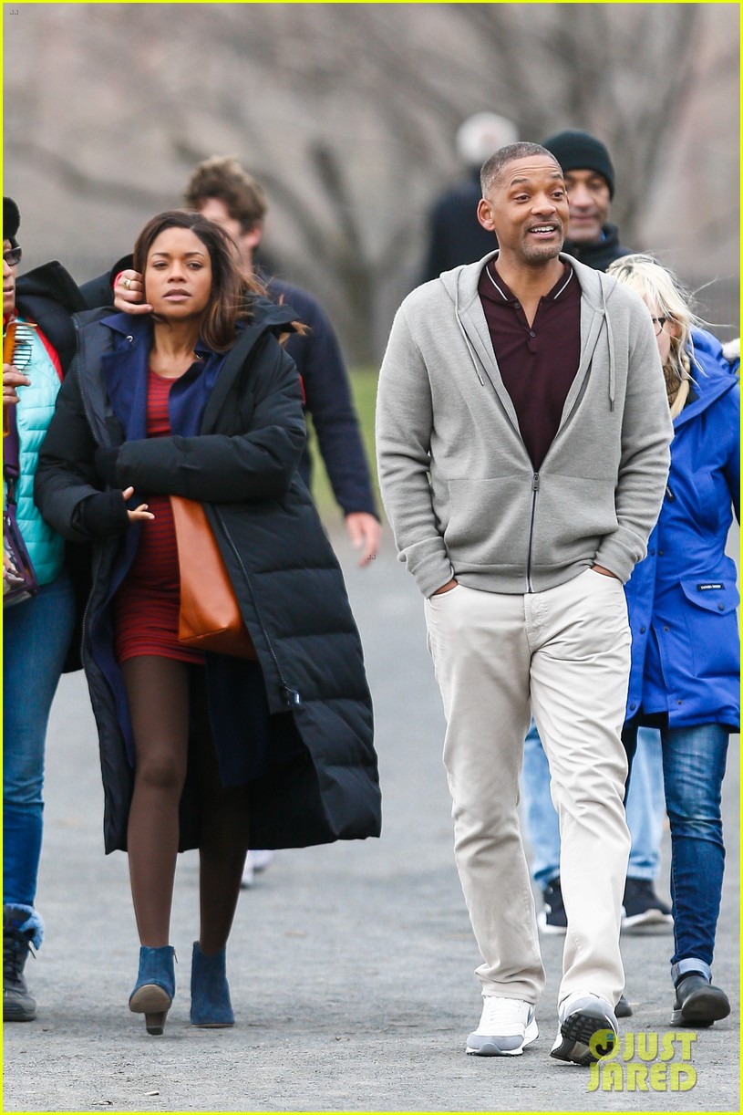 will smith kisses pregnant naomie harris for new movie 153626433