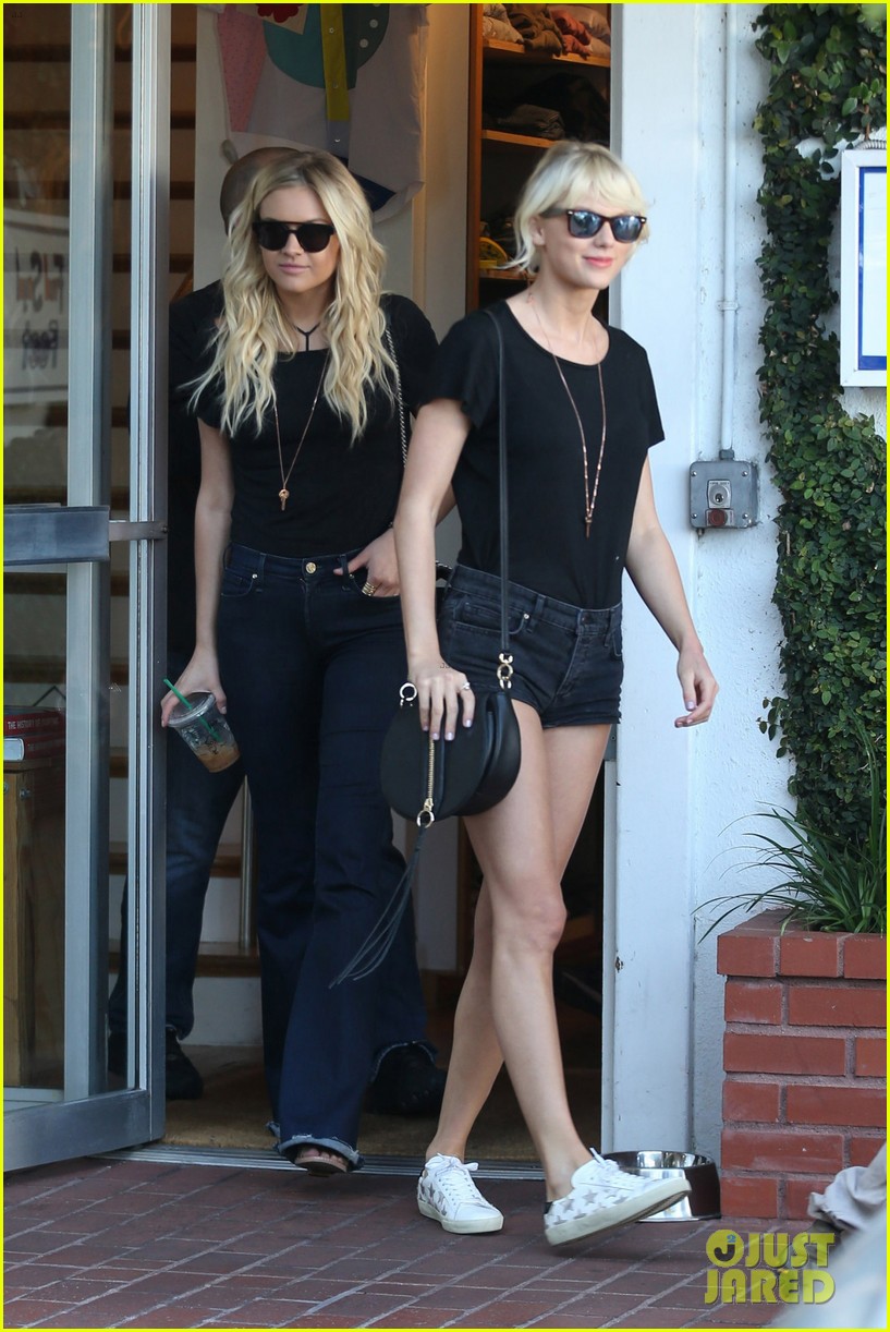 taylor swift gets in some retail therapy with kelsea ballerini 05