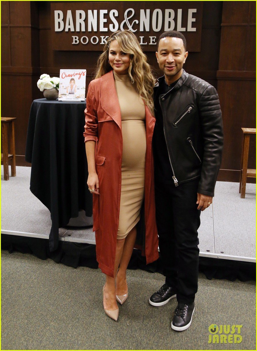 Chrissy Teigen & John Legend Baby Girl Luna Simone Photo(02)