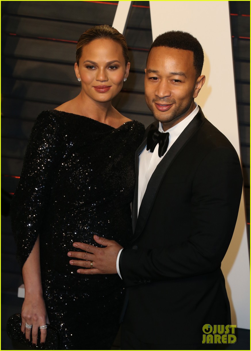 Chrissy Teigen & John Legend Baby Girl Luna Simone Photo(01)