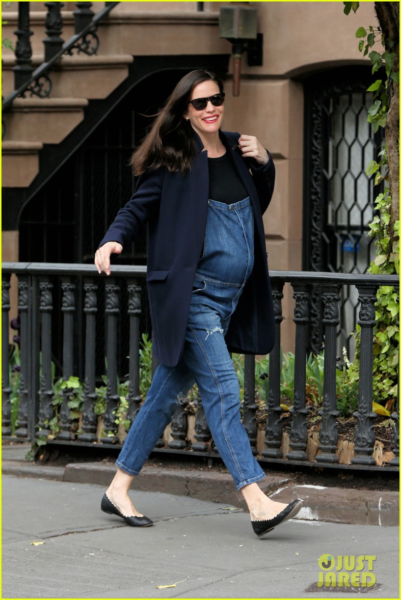 pregnant liv tyler accentuates baby bump in overalls 053643389