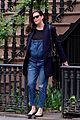 pregnant liv tyler accentuates baby bump in overalls 01