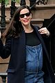 pregnant liv tyler accentuates baby bump in overalls 02