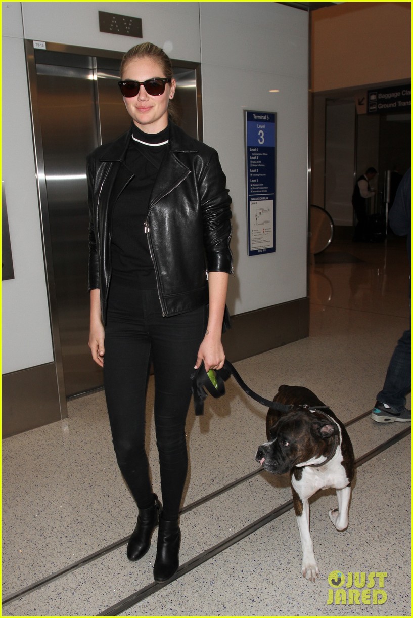 kate upton airport with her dog 063630786