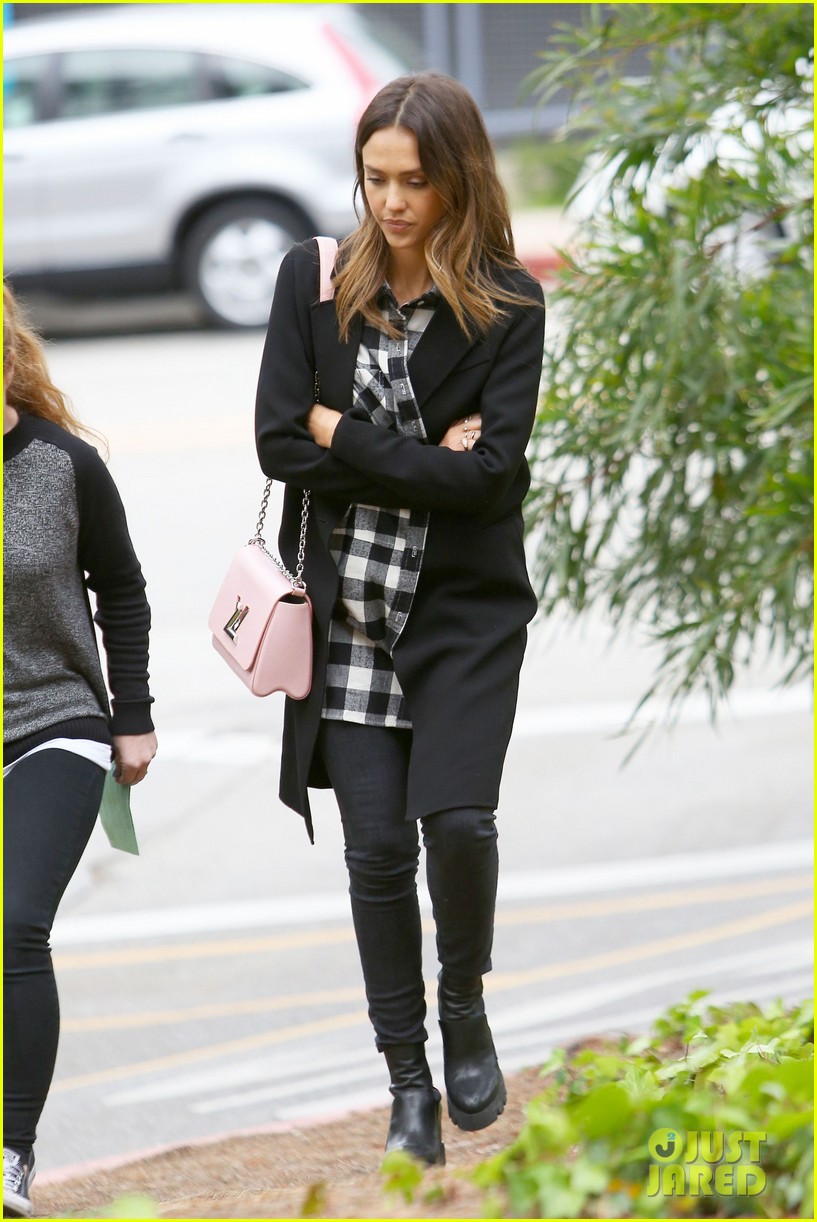 jessica alba spends a sweet day daughters 26