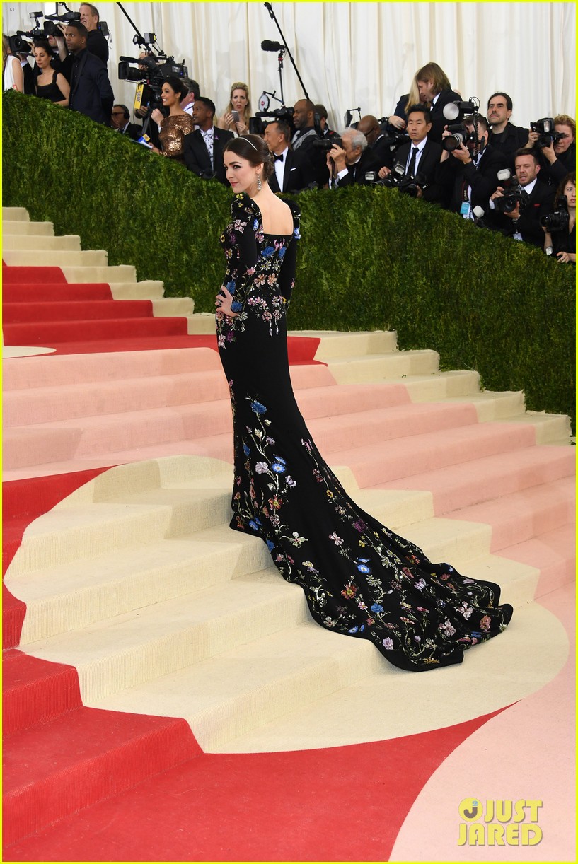 Anna Wintour Poses With Daughter Bee Shaffer at Met Gala 2016 Photo