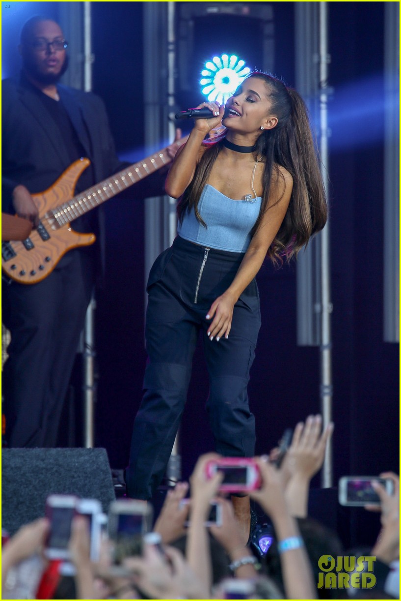 ariana grande premieres new song everyday 083655022