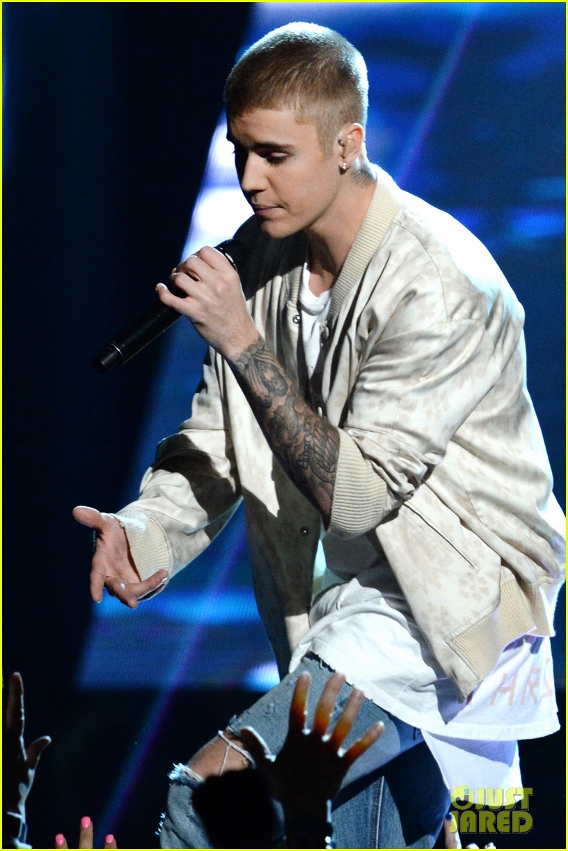 Justin Bieber's Billboard Music Awards 2016 Performance Video Watch(01)