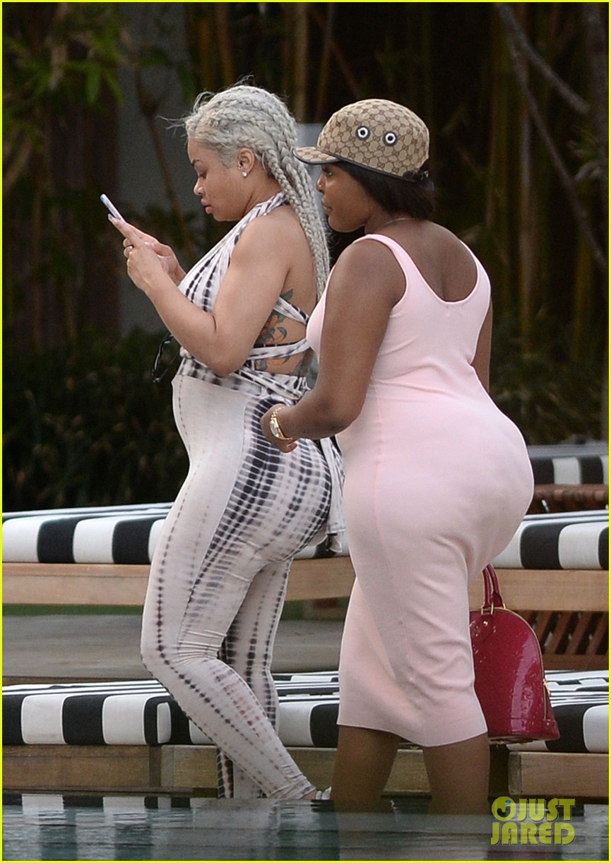 blac chyna shows off her baby bump in miami 013658065