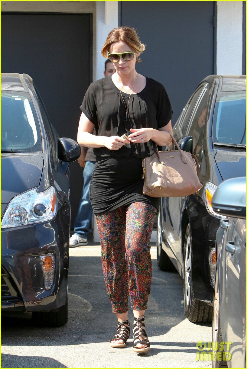 pregnant emily blunt gets her hair done before holiday weekend 113667987