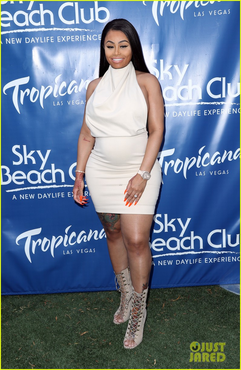 Rob Kardashian & Pregnant Blac Chyna Kick Off Memorial Weekend Photo