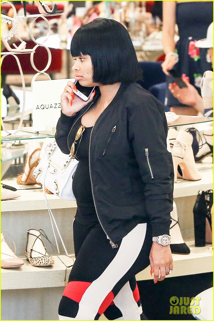 blac chyna shows off baby bump while shoe shopping 06