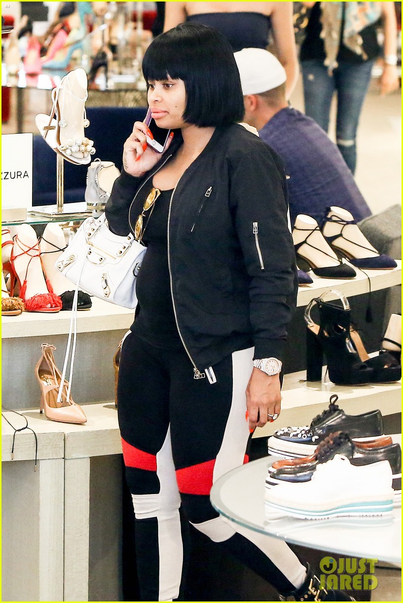 blac chyna shows off baby bump while shoe shopping 09