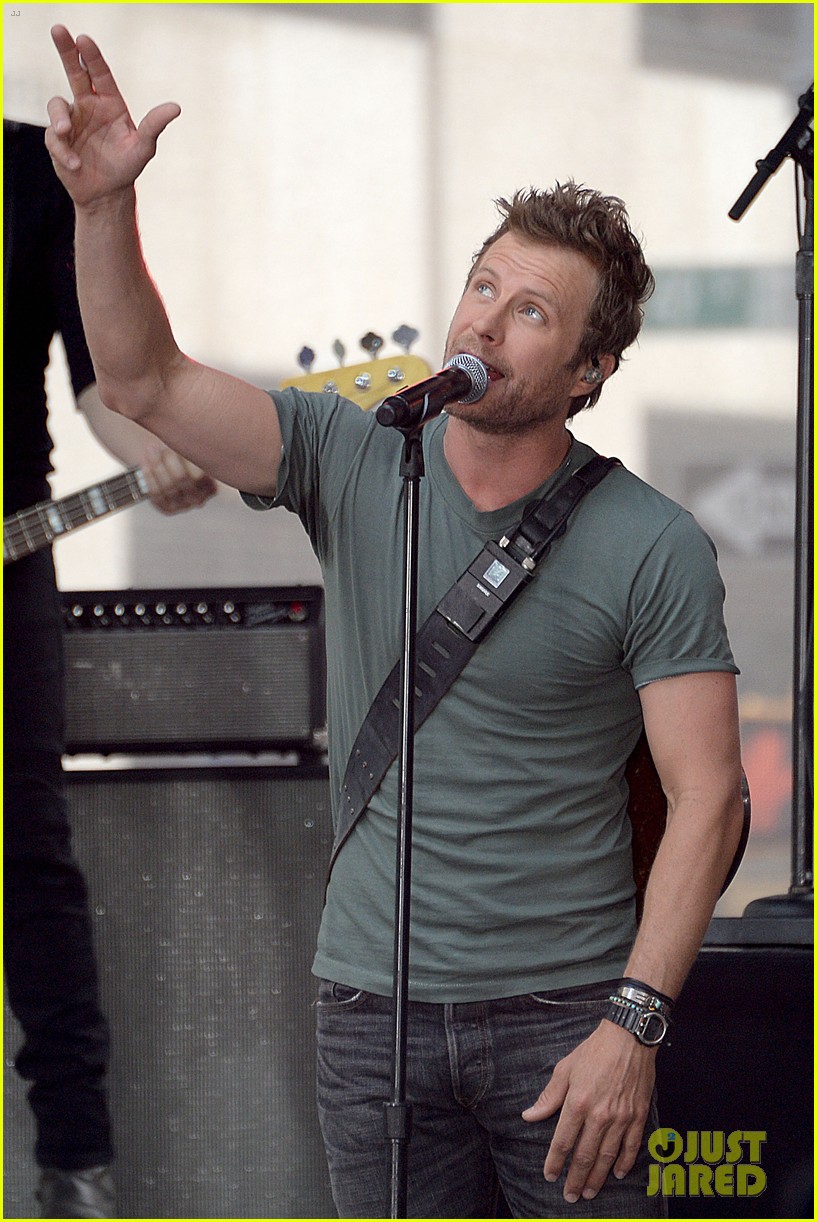 dierks bentley dedicates today show performance to the military 203668074