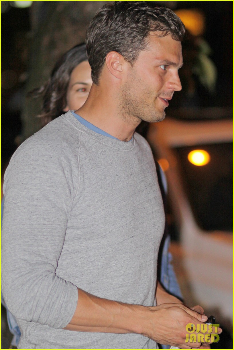 jamie dornan grabs sushi in vancouver with his wife amelia 04