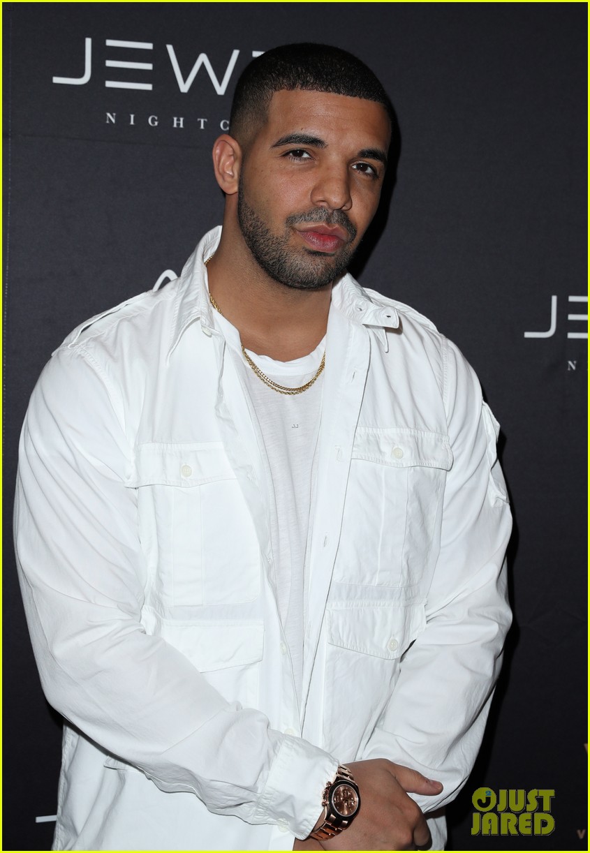 drake gets support from rihanna at vegas club gig 143662341