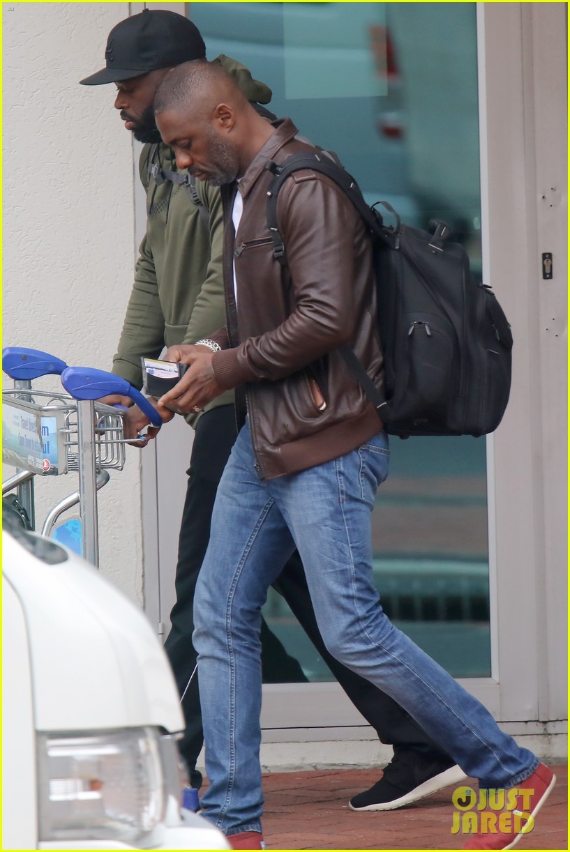 idris elba flies to cape town for more work on dark tower 09