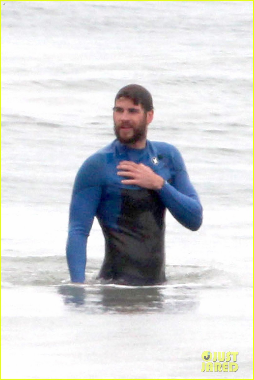 liam hemsworth strips out of his wetsuit after a surfing session 053661356
