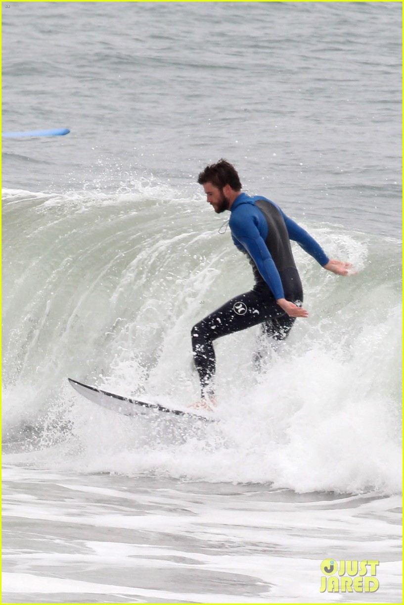 liam hemsworth strips out of his wetsuit after a surfing session 12