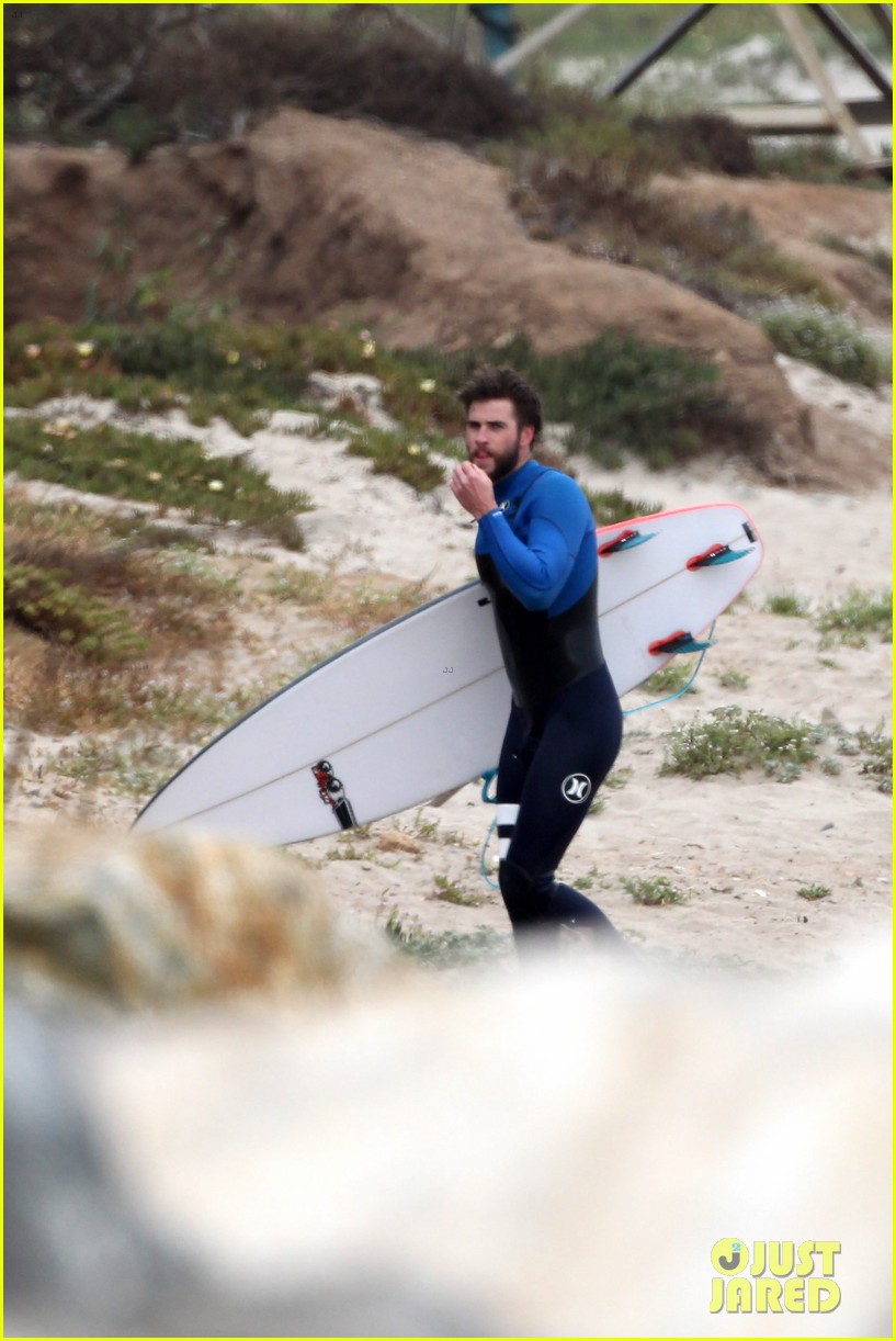 liam hemsworth strips out of his wetsuit after a surfing session 343661385