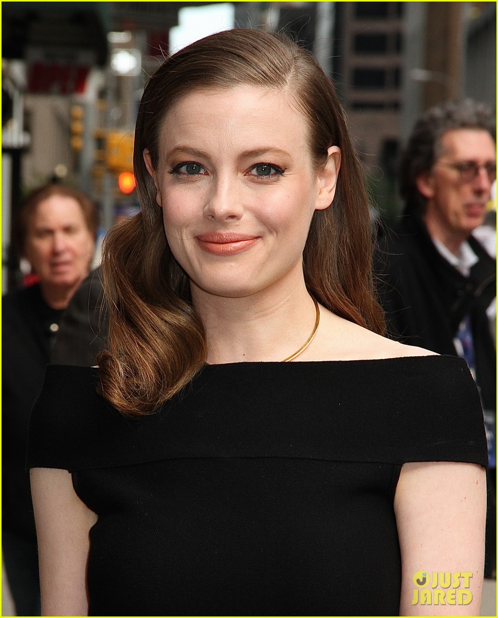 gillian jacobs late night with stephen colbert 04
