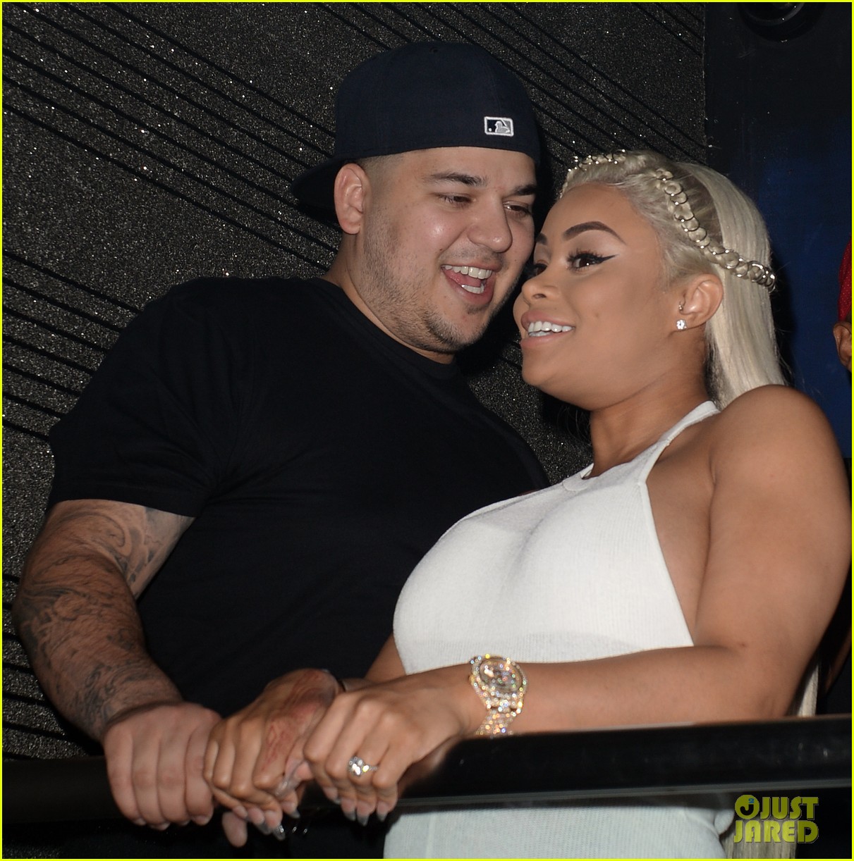 Rob Kardashian Celebrates Pregnant Blac Chyna Brithday With 28 Bouquets(02)