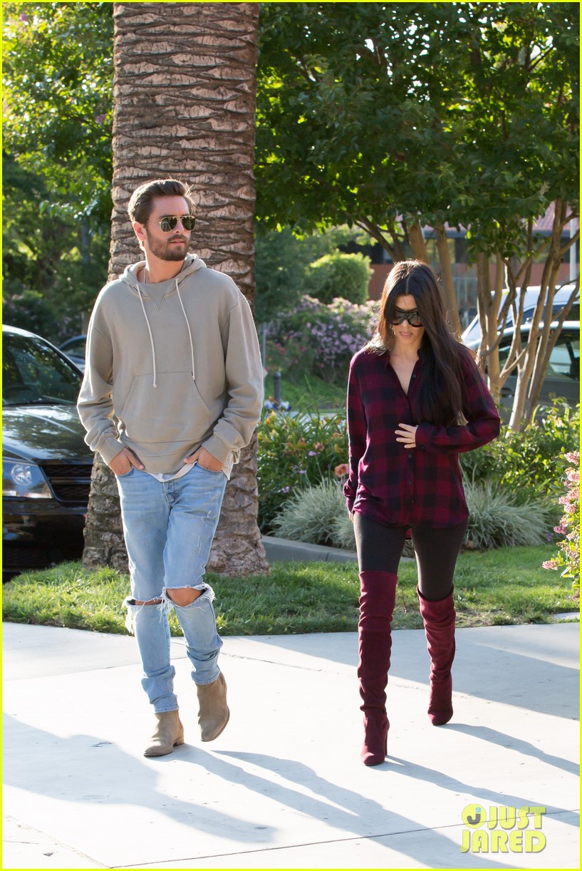Kourtney Kardashian & Scott Disick Grab Dinner Together Photo 3665821