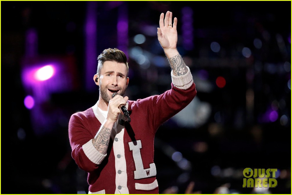 adam levine performs with andy samberg popstar character 043652199
