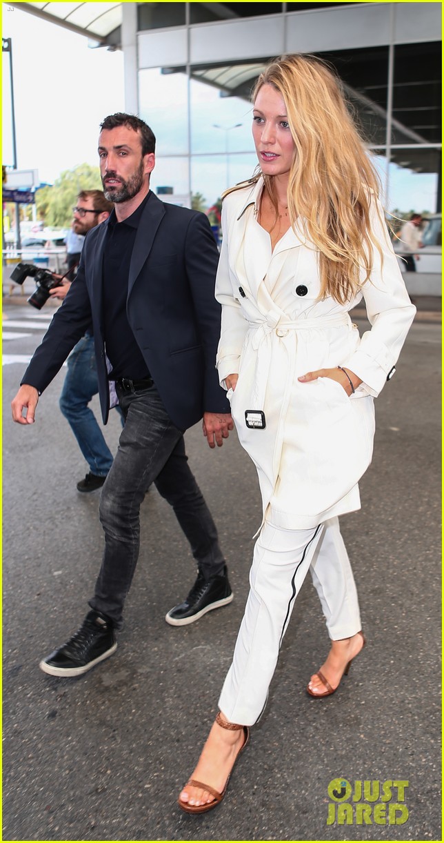 pregnant blake lively makes stylish arrival in france 13