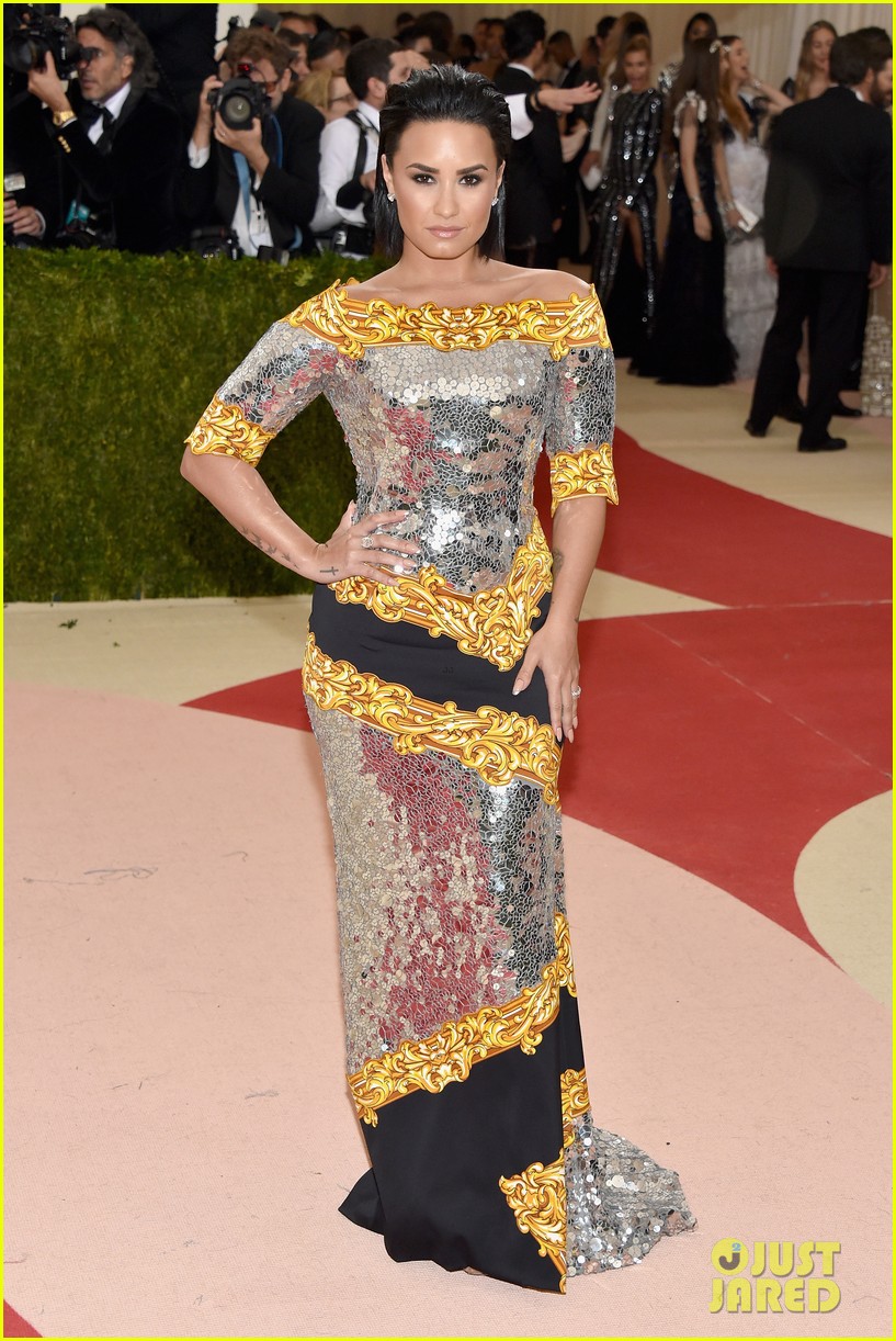 Demi Lovato Looks Fierce in Moschino at Met Gala 2016! Photo 3646090