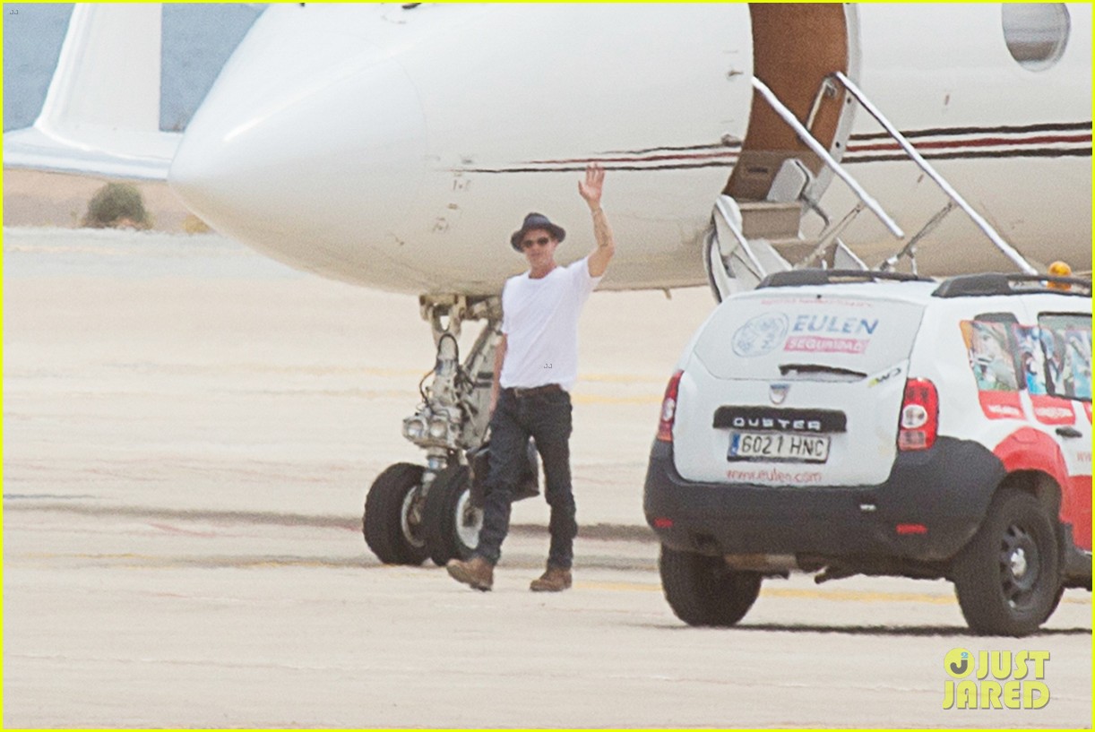 brad pitt waves goodbye before hopping on a private plane 013667789