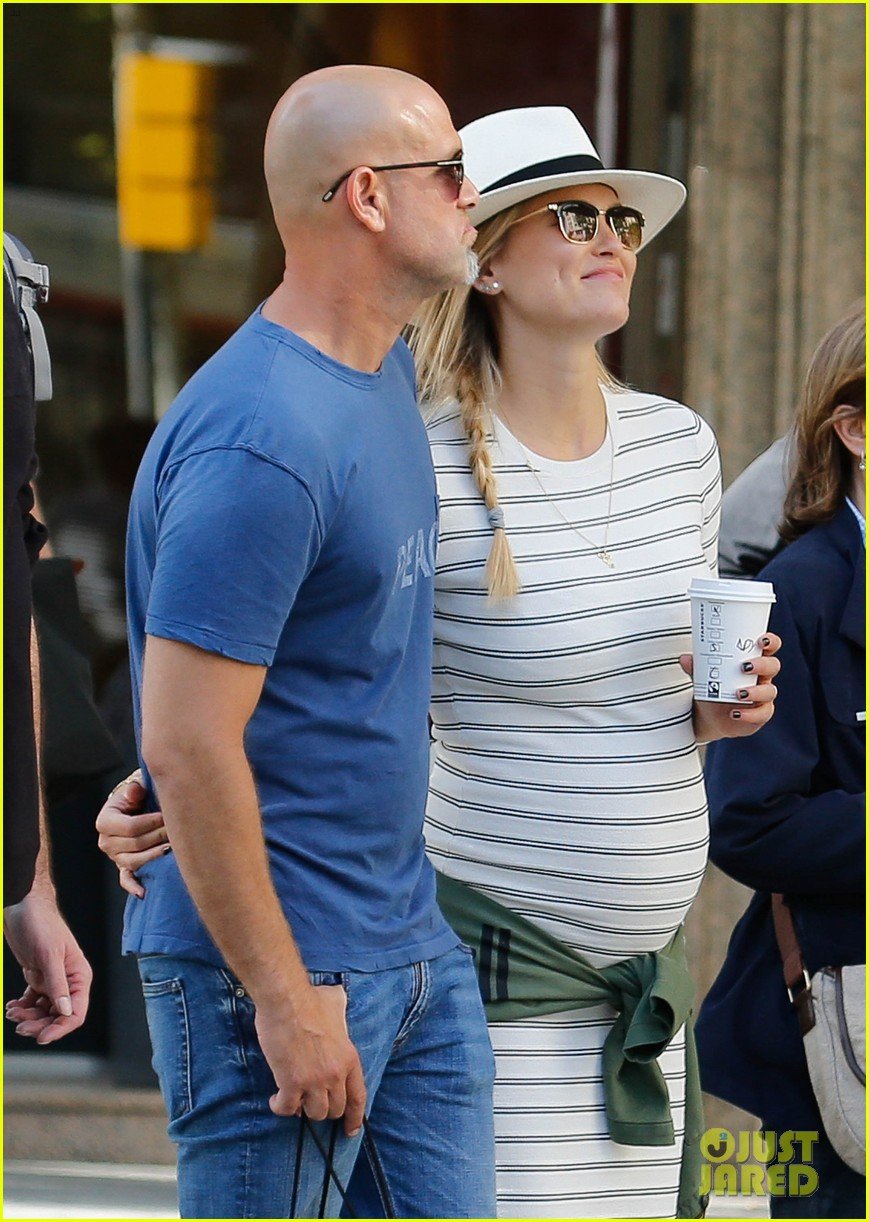 Pregnant Bar Refaeli Posts a Selfie With Her Growing Baby Bump! Photo