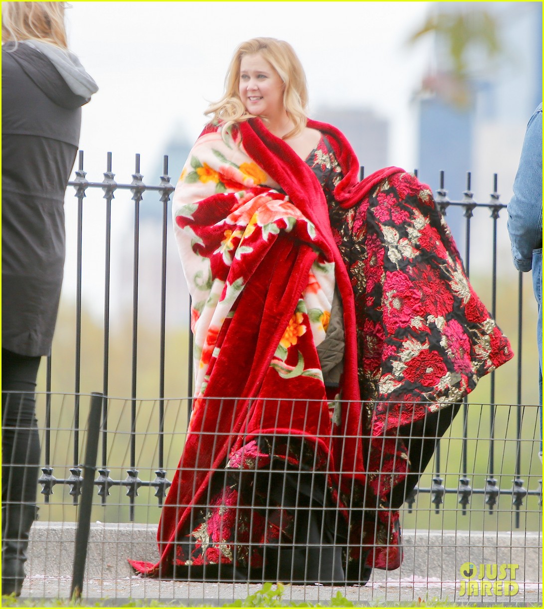 amy schumer bundles up for photoshoot 013650148
