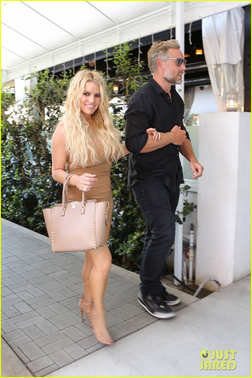 jessica simpson steps out after teasing her return to music 153654945