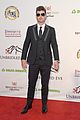 robin thicke takes the stage at kentucky derby gala 01