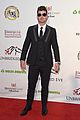 robin thicke takes the stage at kentucky derby gala 03