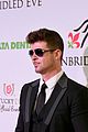robin thicke takes the stage at kentucky derby gala 07