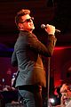 robin thicke takes the stage at kentucky derby gala 08