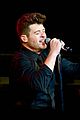 robin thicke takes the stage at kentucky derby gala 10