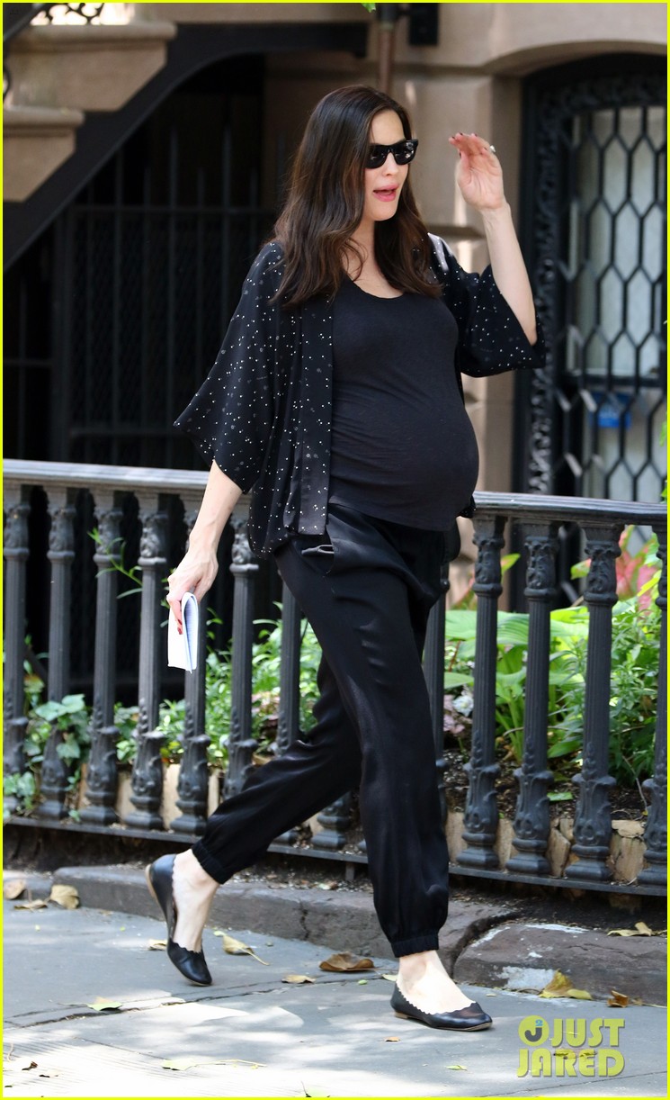 pregnant liv tyler takes a stroll growing baby bump 063667516