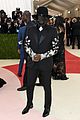 william wears a tinted visor over his face at met gala 2016 01