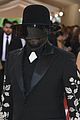 william wears a tinted visor over his face at met gala 2016 02