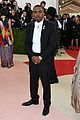william wears a tinted visor over his face at met gala 2016 03