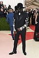william wears a tinted visor over his face at met gala 2016 06