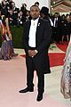 william wears a tinted visor over his face at met gala 2016 07