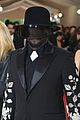 william wears a tinted visor over his face at met gala 2016 09