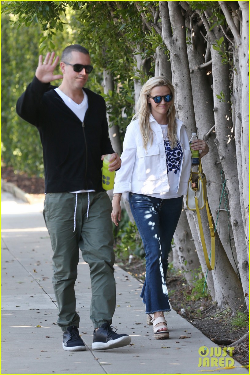 reese witherspoon strolling huband 013648527