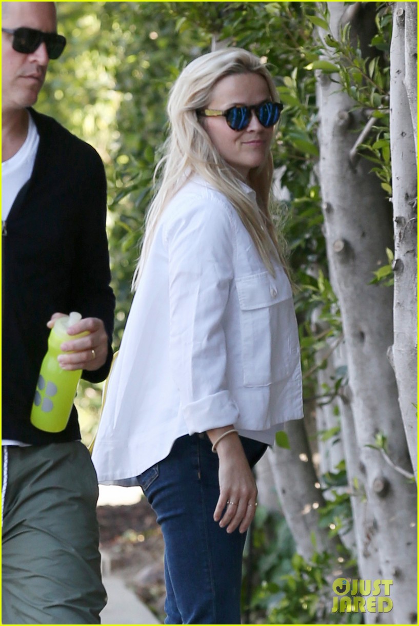 reese witherspoon strolling huband 023648528