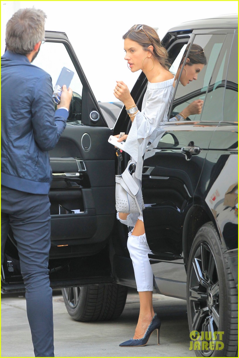 Alessandra Ambrosio Shares a Smooch With Jamie Mazur Photo 3683568(02)